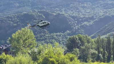 Un helicóptero de la Guardia Civil aterriza este lunes en Benasque.