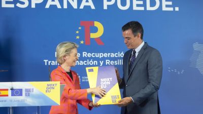 La presidenta de la Comisión Europea, Ursula von der Leyen y el presidente del Gobierno, Pedro Sánchez, en una imagen de archivo (EP).