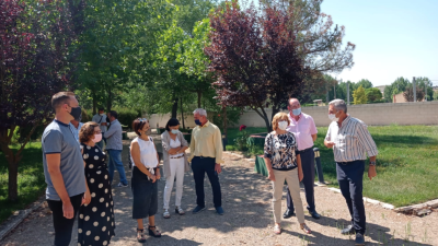 La consejera de Ciudadanía y Derechos Sociales, María Victoria Broto, ha visitado este martes las colonias rurales en Alfambra.