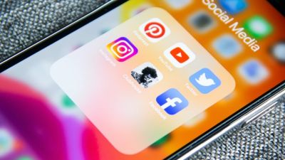 Imagen de un teléfono móvil con apps de redes sociales (EP).