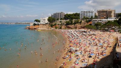Bañistas en una playa de Salou (Tarragona).
