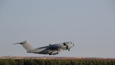 Un avión A400M parte hacia Dubái para proseguir la evacuación en Afganistán.