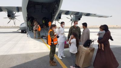 Un grupo de personas a su llegada a Dubai tras haber sido repatriados de Afganistán por el Gobierno español (EP).