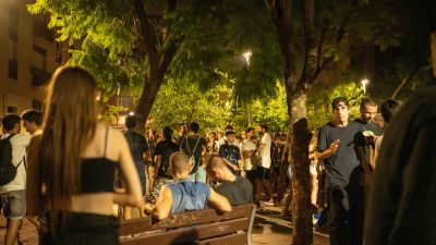 Un gran número de personas en las fiestas del barrio de Gràcia (EP).