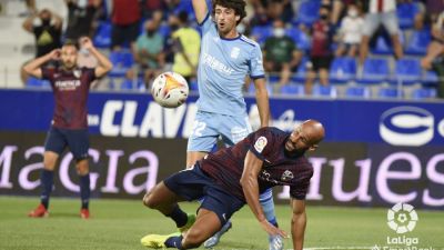 Mikel Rico y Delmás pelean por una pelota. Imagen: LaLiga