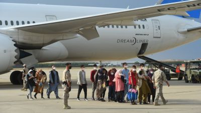 Cooperantes afganos y sus familias a su llegada a la base de Torrejón. EFE)