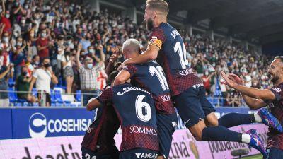 La SD Huesca celebra un tanto ante el Cartagena.