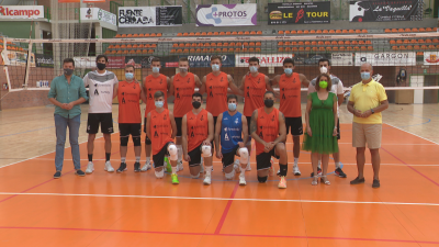 La plantilla del CV Teruel ha posado en una foto de familia junto con la alcaldesa Emma Buj.