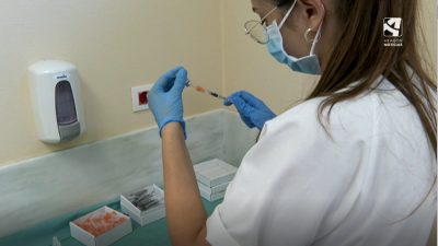 Una sanitaria prepara una vacuna contra la COVID-19.