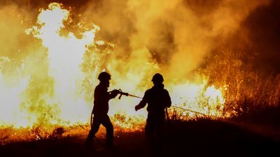 Dos bomberos, trabajando para sofocar un incendio (EFE).