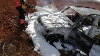 Los Bomberos apagan el incendio del vehículo en la A-23. Foto: Bomberos DPT