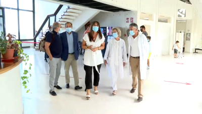 La consejera de Sanidad, Sira Repollés, durante una visita al área de vacunación del centro de salud de Santa Isabel de Zaragoza.