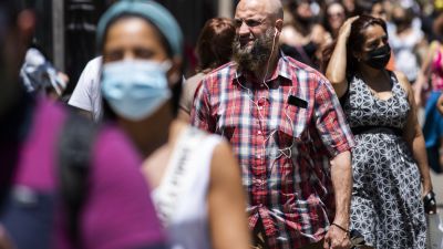 Personas que pasean por la calle con y sin mascarilla (EP).