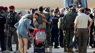 Personal militar español a su llegada a la base militar de Torrejón de Ardoz. (EFE)