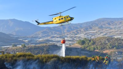 Helicóptero del Infoca en el incendio de Gualchos.  (Foto: INFOCA)