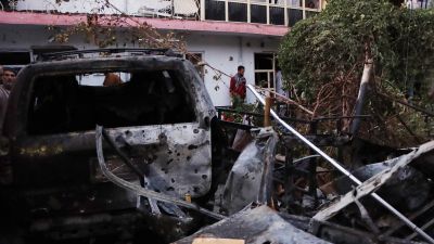 Coche abatido por drones estadounidenses en Kabul (Afganistán).