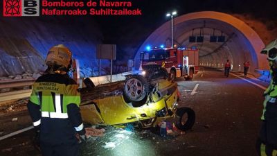 Estado en el que quedó el vehículo accidentado en Yesa (BOMBEROS DE NAVARRA).