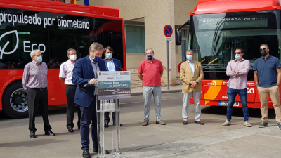 El consejero Vertebración del Territorio, Movilidad y Vivienda, y presidente del Consorcio de Transportes del Área de Zaragoza (CTAZ), José Luis Soro, en la presentación de los nuevos autocares.