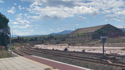 Trabajos de mantenimiento en la vía ferroviaria a la altura de Cariñena.