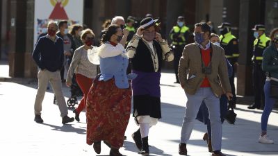 Varias personas con mascarilla asisten a la Ofrenda de Flores de Zaragoza.