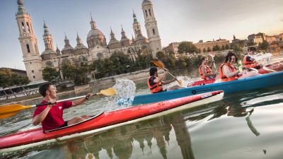 Varias personas, sobre piraguas en el río Ebro. Foto: Turismo de Aragón.