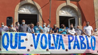 Un grupo de personas sostiene una pancarta en una concentración por la "situación agónica" del marinero gallego retenido en Yemen (EP).