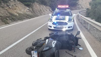 Estado de la moto tras el accidente en la N-211 a la altura de Mequinenza.