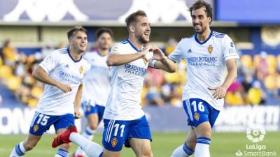 Valentín Vada celebra el gol que le ha dado la victoria al Real Zaragoza en Santo Domingo.
