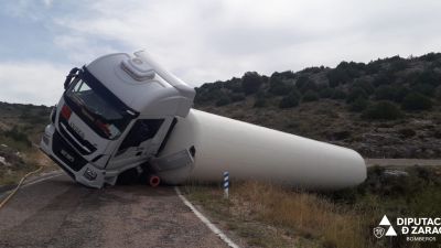 El camión bloqueó la vía tras no poder completar el giro de la curva. (DPZ)