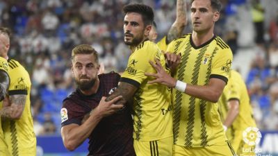 Pulido, agarrado por un rival. Imagen: LaLiga.