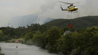Imagen de los helicópteros recogiendo agua (EP).