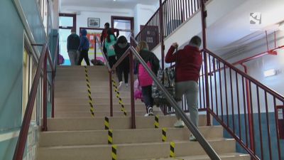 Un grupo de alumnos sube unas escaleras de su centro educativo con recorridos separados.