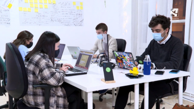 Jóvenes formándose para conseguir un empleo.