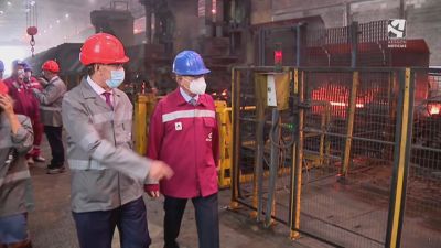 El consejero de Industria, Arturo Aliaga, de visita en la empresa Megasider de La Cartuja.