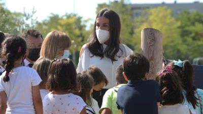 La reina Letizia conversa con un grupo de niños del colegio Odón de Buen de Zuera