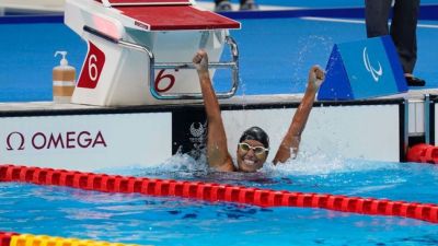 La nadadora aragonesa, Teresa Perales, celebra su último triunfo en Tokyo.