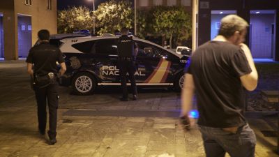 Agentes de la Policía Nacional patrullan por la ciudad durante el toque de queda (EP).