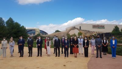 Imagen de los directores generales de Comercio, en Dinópolis (Teruel). Foto: DGA