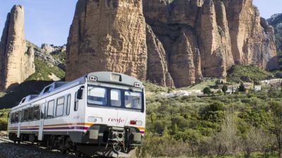Un tren 'tamagotchi', en el trayecto entre Canfranc y Zaragoza. Foto: Turismo Hoya de Huesca: H