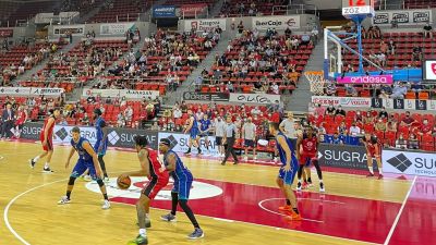 Okoye intenta entrar a canasta en un lance del partido.
