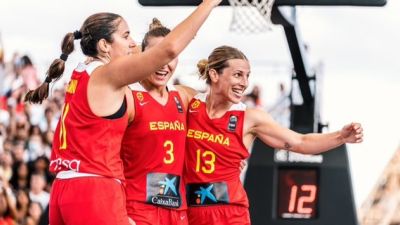 Vega Gimeno celebra con sus compañeras un triunfo en este Europe 3x3.