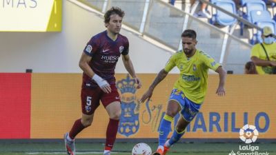 Mosquera conduce un balón ante Las Palmas. Foto: Aragón Deporte.