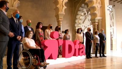 La presidenta de DFA, Marta Valencia, junto a los representantes políticos.