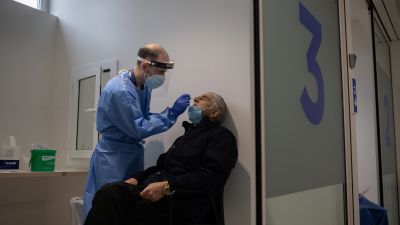 Un sanitario realiza una prueba PCR (EP).