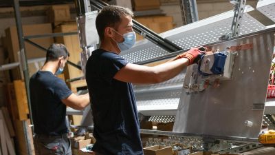 Dos operarios trabajando en una fábrica. (EP)