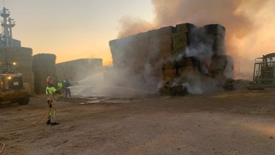 Efectivos de Bomberos de Sariñena trabajan en la extinción de las llamas.