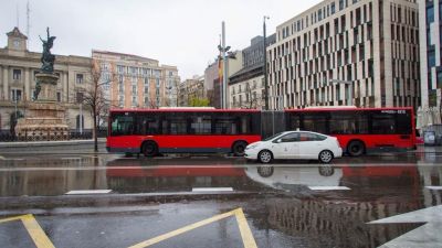 Imagen de un autobús en el centro de Zaragoza.