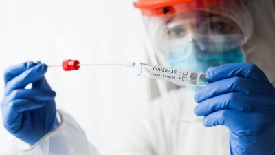 Una sanitaria aísla una muestra de COVID-19.