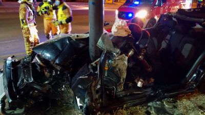 El vehículo siniestrado se ha empotrado contra una farola. (Imagen: Ayuntamiento de Zaragoza)