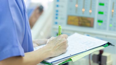 Una enfermera rellena un informe en un centro hospitalario. (EP)